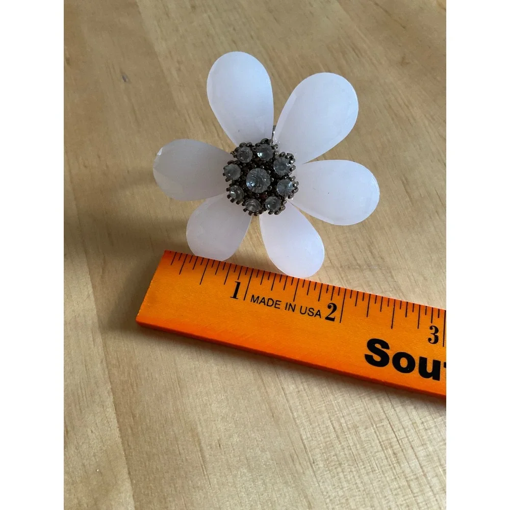 White Daisy Flower Stretch Statement Ring Rhinestone Center Silver Tone
